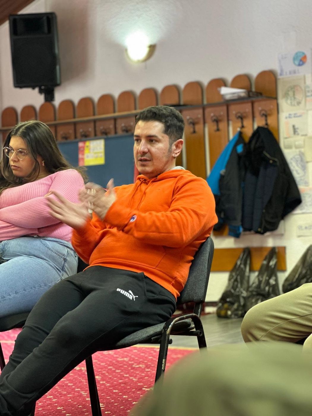 A discussion during a Solidarity International activity